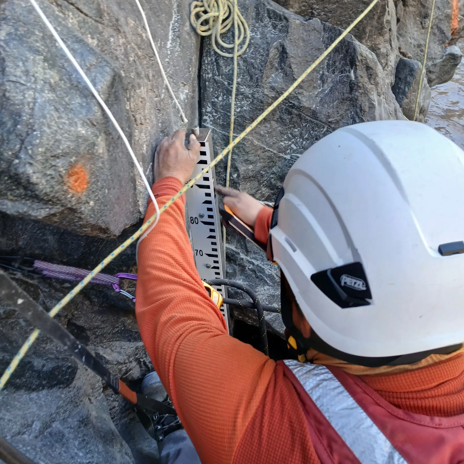 Instalación de regla en roca