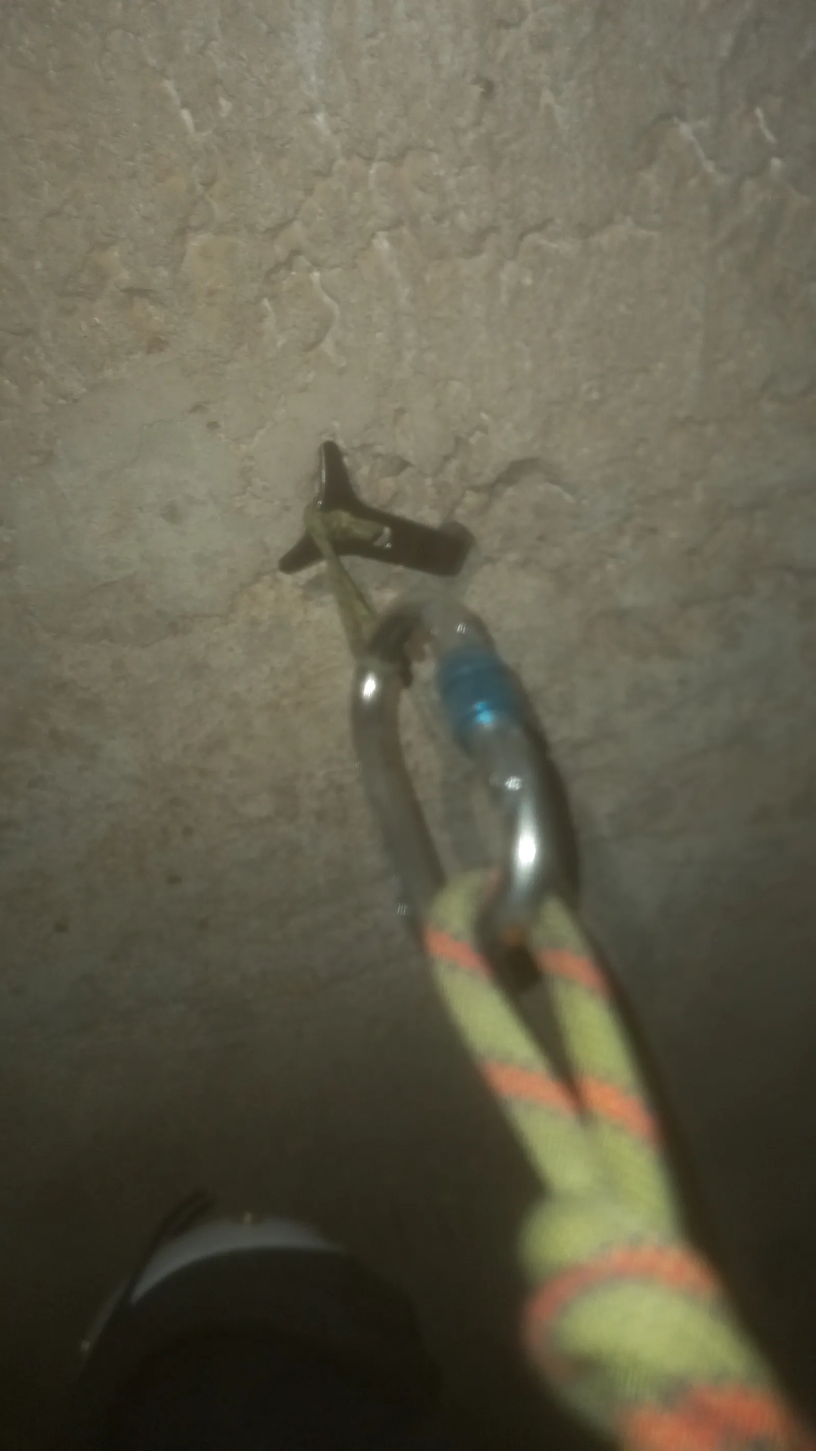 Anclaje empotrado en hormigón